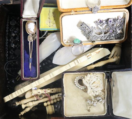 Mixed jewellery including Georgian seed pearls, gold stick pins and silver jewellery etc.